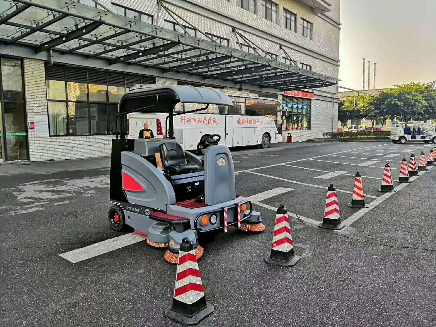 工廠里應(yīng)該用什么樣的掃地車？