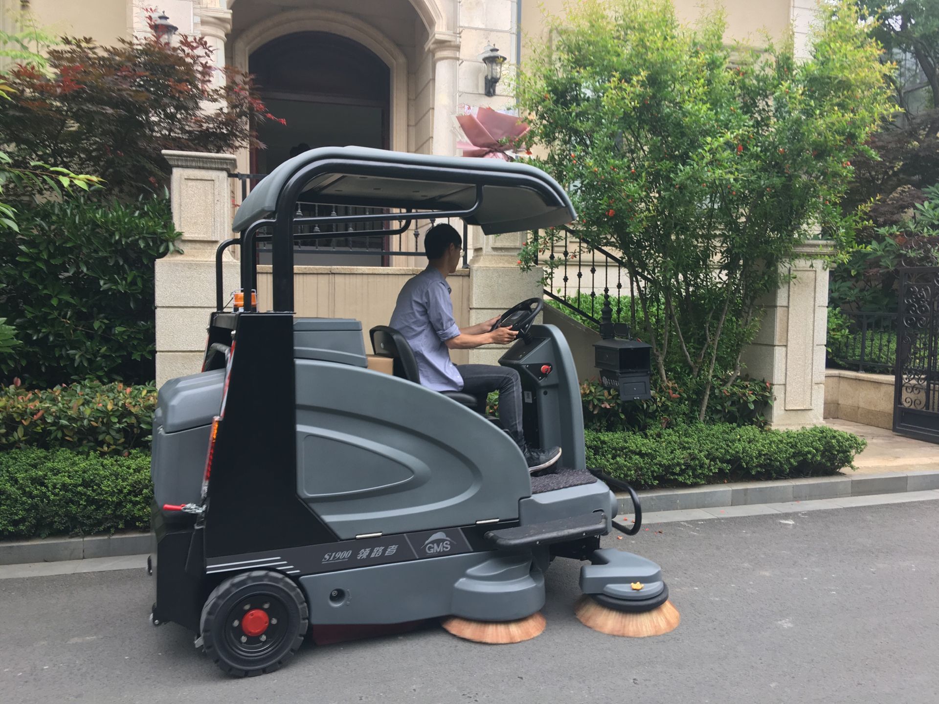 駕駛式全自動(dòng)掃地車