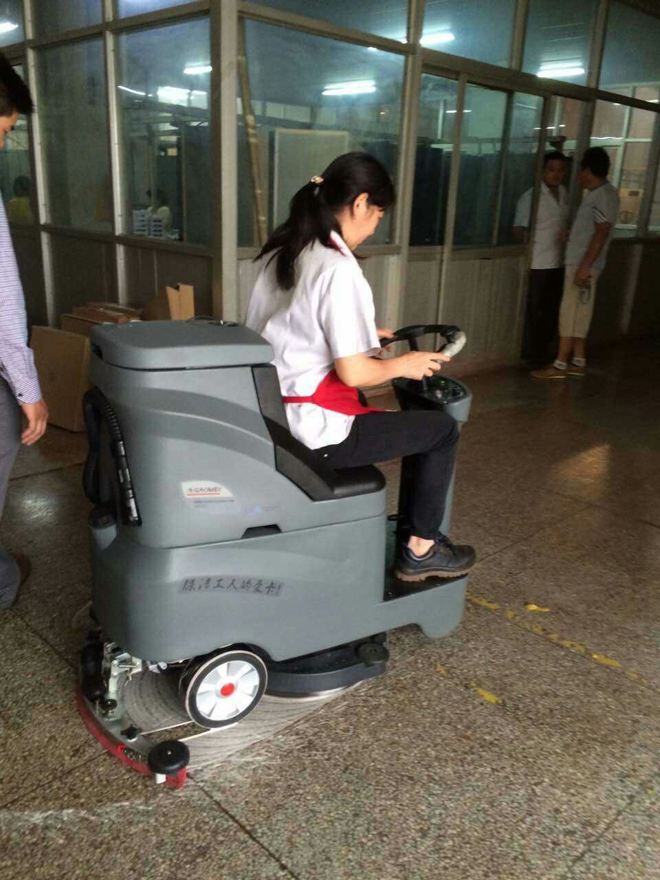 洗地機能不能清潔水磨石的地面？