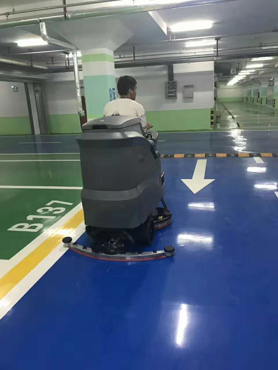 工廠車間地面清潔可以使用電瓶式自動(dòng)洗地車嗎？