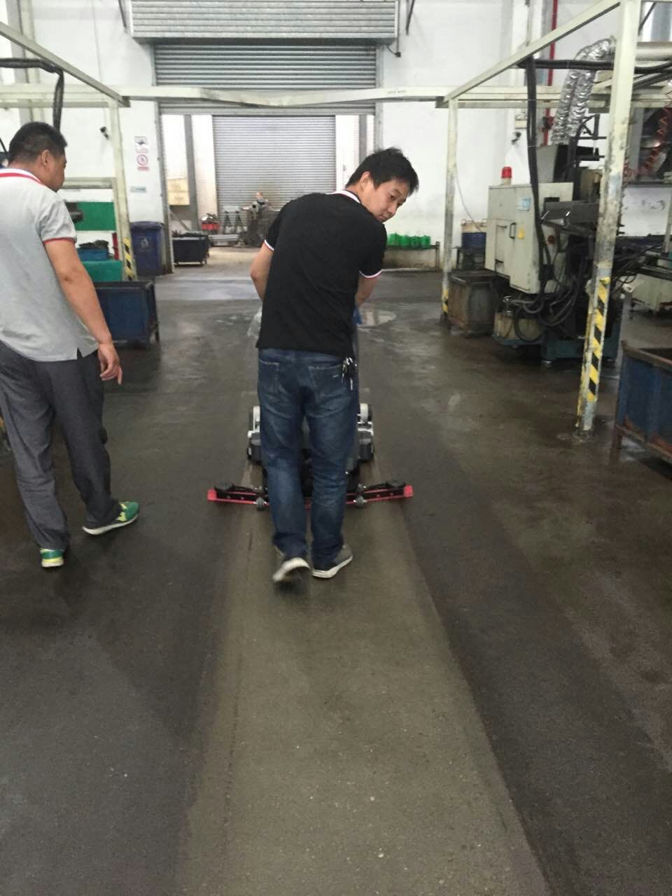 工廠采用高美全自動洗地機，解決車間油污地面