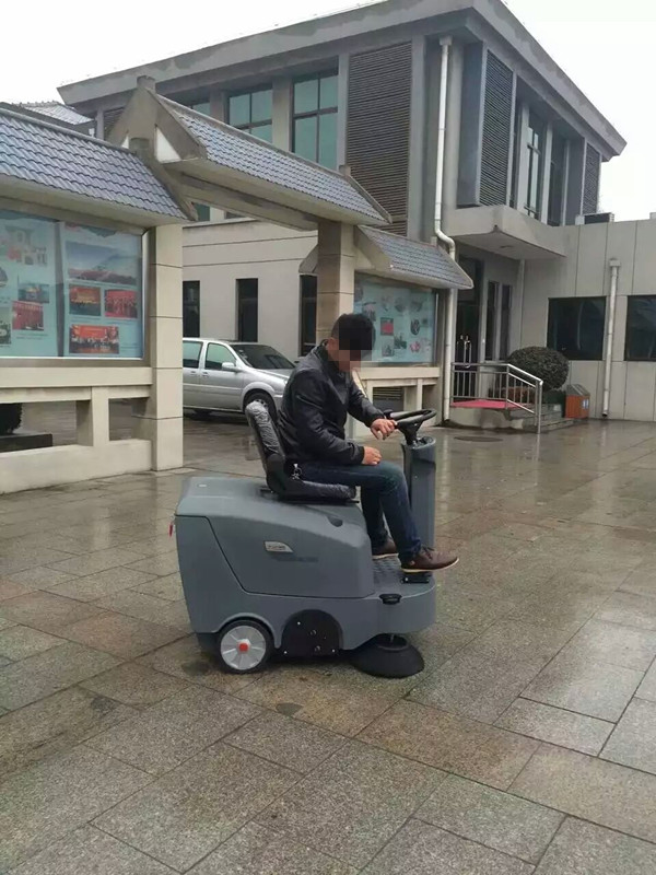與人工相比、電動(dòng)掃地車(chē)的優(yōu)勢(shì)