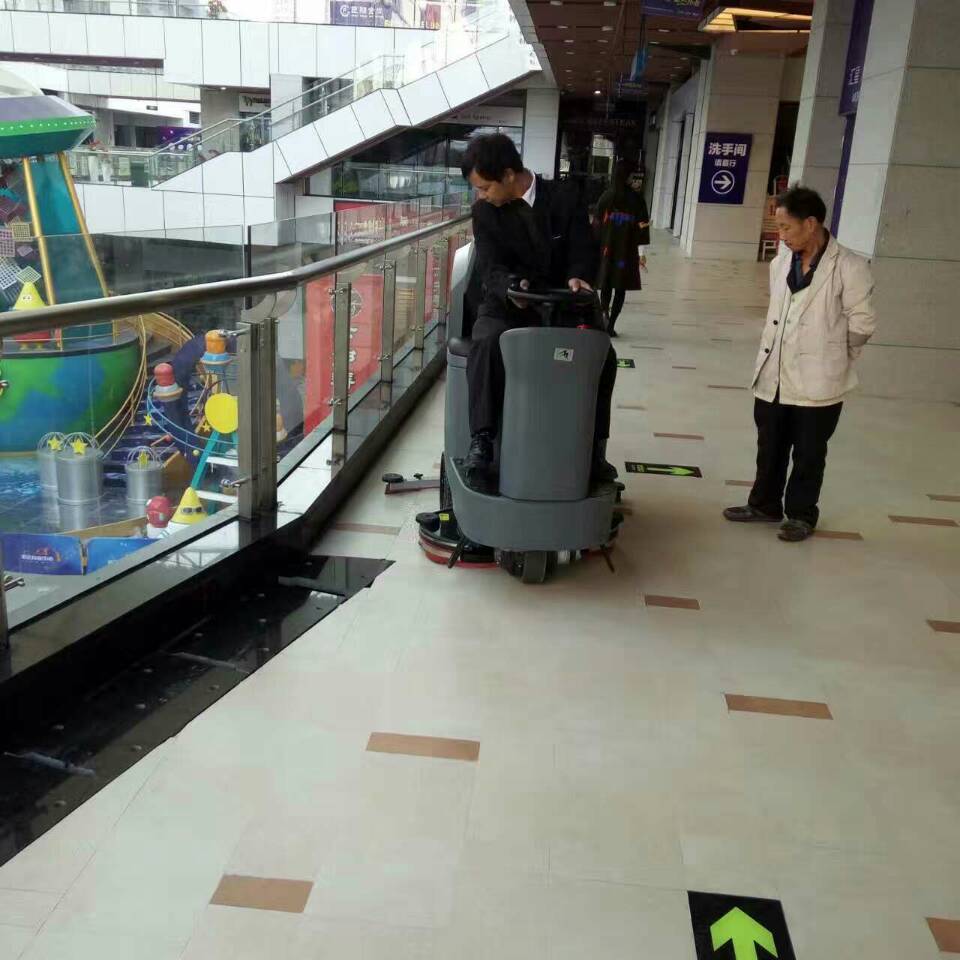 商場駕駛式洗地機如何操作？