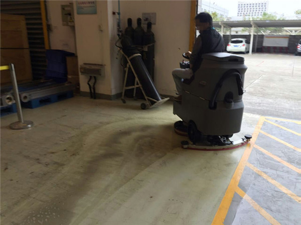 駕駛式洗地車哪個牌子好，怎么選？